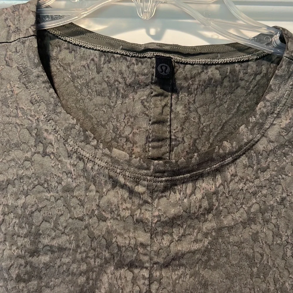 Lululemon tee - Picture 2 of 4